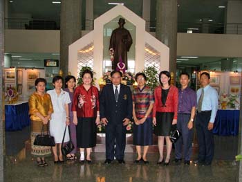คณบดีคณะเภสัชศาตร์ร่วมวางพานพุ่มสักการะบูชาสมเด็จพระราชบิดา เนื่องในโอกาศครบ 36 ปี วันพระราชทานนามมหาวิทยาลัยมหิดล
